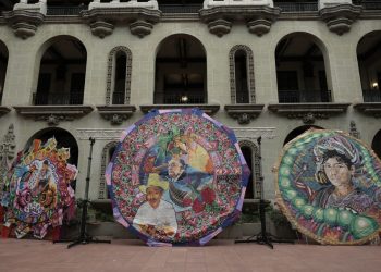 Barriletes gigantes de Sumpango y Santiago, Sacatepéquez, engalanan el Palacio Nacional de la Cultura. / Foto: Noé Pérez.