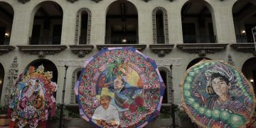 Barriletes gigantes de Sumpango y Santiago, Sacatepéquez, engalanan el Palacio Nacional de la Cultura. / Foto: Noé Pérez.