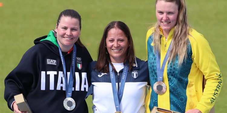 Adriana Ruano, junto a la italiana y australiana con quienes compartió el podio, luego de recibir las medallas olímpicas.