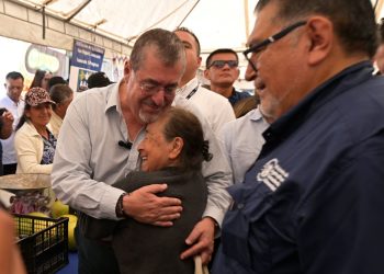 El presidente Bernardo Arévalo, durante su recorrido en la Feria del Agricultor.