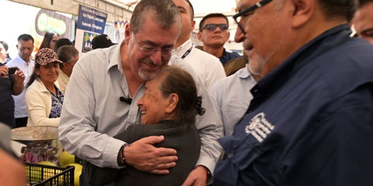 El presidente Bernardo Arévalo, durante su recorrido en la Feria del Agricultor.