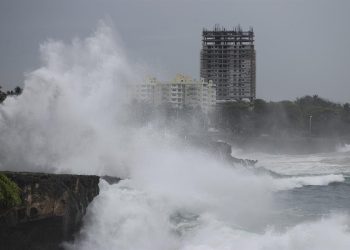 El huracán Beryl azotó ayer con fuerza las costas de República Dominicana y este miércoles se pasará por Jamaica.