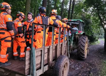Rescatistas de los Bomberos Voluntarios se dirigen a buscar a los ocupantes de aeronave desaparecida en el volcán de Agua.
