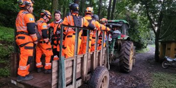 Rescatistas de los Bomberos Voluntarios se dirigen a buscar a los ocupantes de aeronave desaparecida en el volcán de Agua.