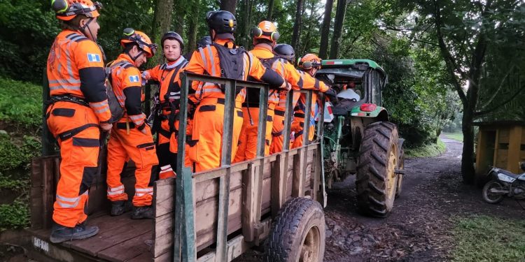 Rescatistas de los Bomberos Voluntarios se dirigen a buscar a los ocupantes de aeronave desaparecida en el volcán de Agua.