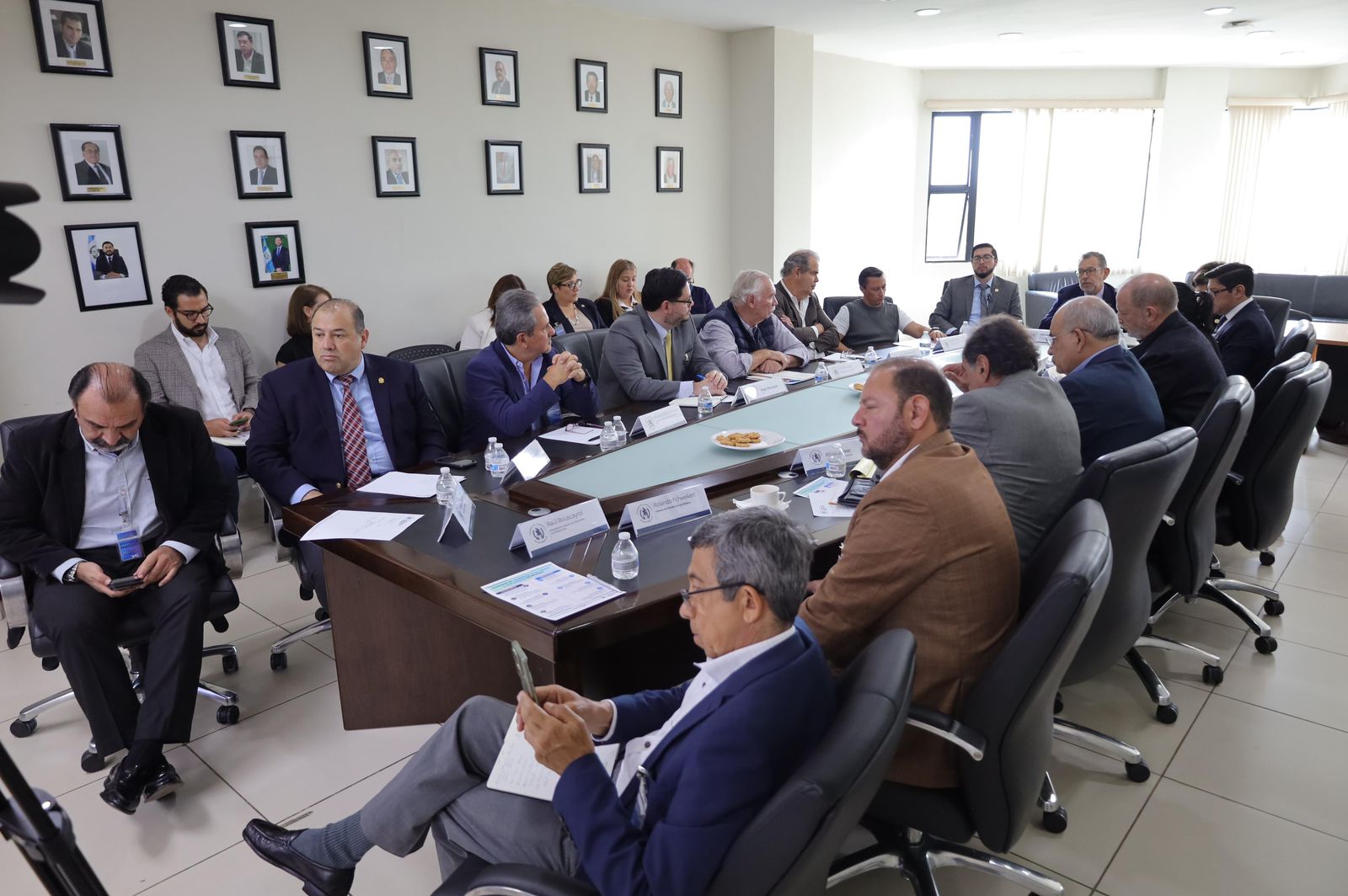 Representantes del sector privado, durante reunión con el ministro Félix Alvarado, del CIV. /Foto: CIV