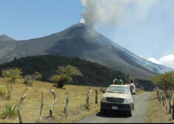 Conred previene a pobladores sobre la caída de ceniza fina en los alrededores del volcán de Fuego.