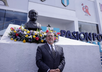 Bernardo Arévalo frente al busto de su padre, Juan José Arévalo Bermejo, en el Palacio de los Deportes. // Foto: Byron de la Cruz y Dickéns Zamora.