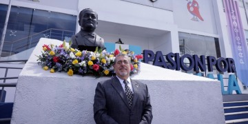 Bernardo Arévalo frente al busto de su padre, Juan José Arévalo Bermejo, en el Palacio de los Deportes. // Foto: Byron de la Cruz y Dickéns Zamora.