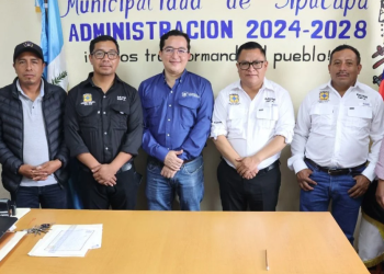 Director del Fodes (al centro) con autoridades comunitarias de El Maguey y municipales de Sipacapa. / Foto: Mides.