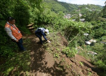 Delegados de Conred e Insivumeh continúan evaluando el sector donde ocurrió el derrumbe el pasado lunes, en la colonia Papur, Pastores, Sacatepéquez. / Foto: Byron de la Cruz.