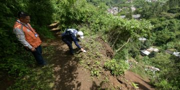 Delegados de Conred e Insivumeh continúan evaluando el sector donde ocurrió el derrumbe el pasado lunes, en la colonia Papur, Pastores, Sacatepéquez. / Foto: Byron de la Cruz.