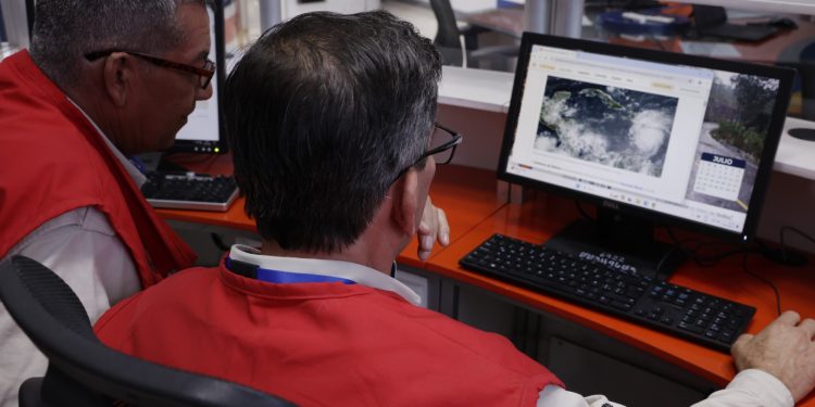 Conred e Insivumeh mantienen constante monitoreo de la trayectoria del huracán Beryl. / Foto: Dickens Zamora.
