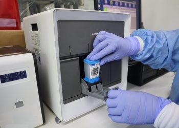 Con la acreditación, el Laboratorio Nacional de Salud podrá hacer pruebas sobre tuberculosis para un diagnóstico en menor tiempo.