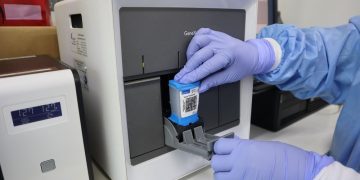 Con la acreditación, el Laboratorio Nacional de Salud podrá hacer pruebas sobre tuberculosis para un diagnóstico en menor tiempo.