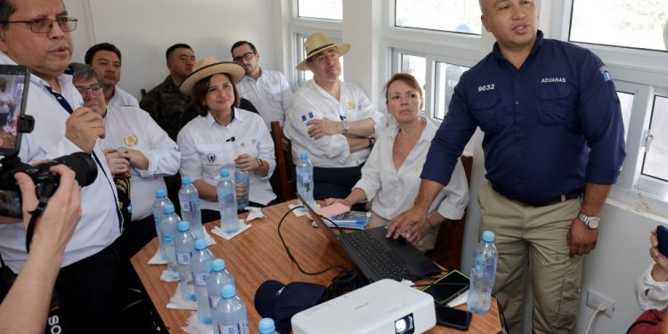 El presidente Bernardo Arévalo visita el puesto fronterizo El Ceibo, con México, en La Libertad, Petén, previo a su reunión con el Consejo Nacional de Seguridad.