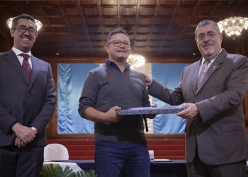 Entrega de piezas artísticas sobre la Revolución de 1944. /Foto: Dickéns Zamora.