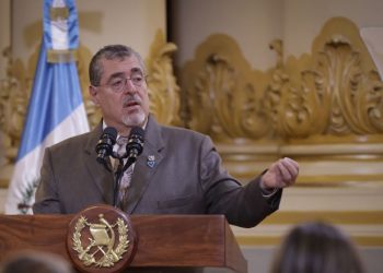 El presidente Bernardo Arévalo, durante acto por los 80 años de la Revolución de Octubre de 1944.