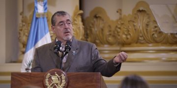 El presidente Bernardo Arévalo, durante acto por los 80 años de la Revolución de Octubre de 1944.