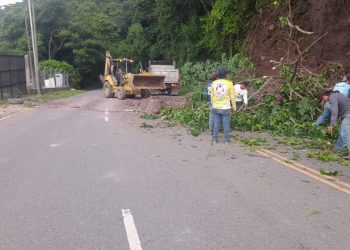 Limpieza tras deslizamiento de tierra a causa de las lluvias en el kilómetro 219 carretera CA-10 Esquipulas, Chiquimula. / Foto: Conred.