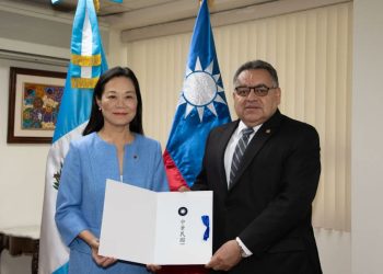 Diplomáticos entregan copias de estilo en Guatemala