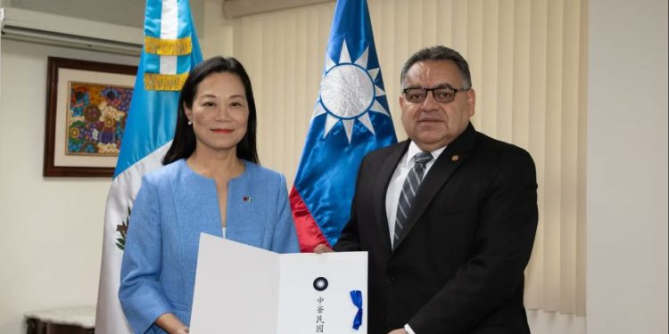 Diplomáticos entregan copias de estilo en Guatemala