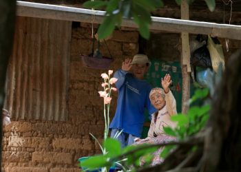 Doña María Guadalupe recibió bono social para la compra de alimentos