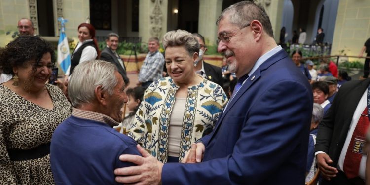 El Presidente Bernardo Aréavlo y la primera dama, Lucrecia Peinado comparten con adultos mayores.