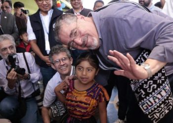El presidente Bernardo Arévalo saluda junto a niña a la que se aplicó la primera vacuna de la campaña de vacunación contra la polio en Sololá. / Foto: Noé Pérez.
