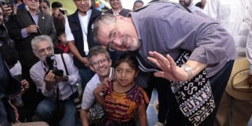 El presidente Bernardo Arévalo saluda junto a niña a la que se aplicó la primera vacuna de la campaña de vacunación contra la polio en Sololá. / Foto: Noé Pérez.
