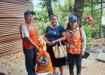 Entrega de ayuda humanitaria en San Benito, Petén.