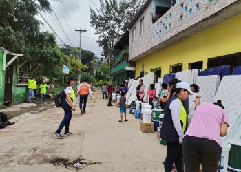 A través del Plan Nacional de Respuesta, la Conred ha brindado ayuda humanitaria a las familias afectadas por las lluvias en 17 departamentos del país. / Foto: Conred.
