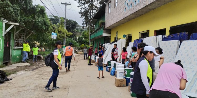 A través del Plan Nacional de Respuesta, la Conred ha brindado ayuda humanitaria a las familias afectadas por las lluvias en 17 departamentos del país. / Foto: Conred.