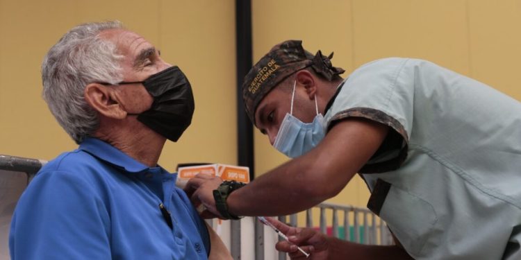 Infartos y los accidentes cerebrovasculares disminuyeron tras la vacunación por covid