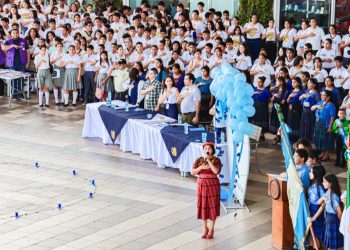 Jóvenes participan en actividad lúdica en Santa Elena, Flores, Petén, para incentivar la prevención de la trata de personas.