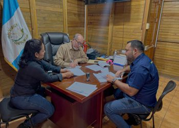 El gobernador departamental de Izabal, Carlos Tenas, y el alcalde de Los Amates, firman convenios para la ejecución de proyectos del Codede.