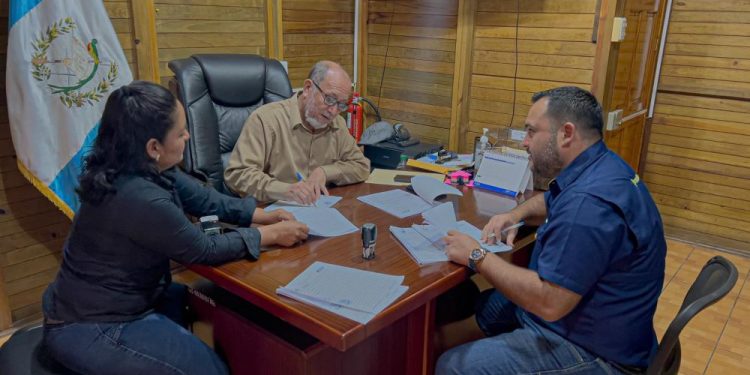 El gobernador departamental de Izabal, Carlos Tenas, y el alcalde de Los Amates, firman convenios para la ejecución de proyectos del Codede.