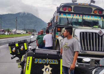 El piloto del bus extraurbano transitaba contra la vía en el kilómetro 37 de la ruta al pacífico CA-9 Sur, Palín, Escuintla. /Foto: Provial.