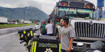 El piloto del bus extraurbano transitaba contra la vía en el kilómetro 37 de la ruta al pacífico CA-9 Sur, Palín, Escuintla. /Foto: Provial.