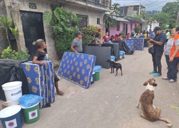 Vecino afectados por lluvias recibieron ayuda humanitaria. /Foto: Conred.