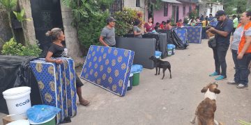 Vecino afectados por lluvias recibieron ayuda humanitaria. /Foto: Conred.