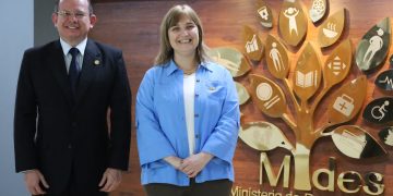 Ministro Abelardo Pinto junto a Andrea Pochak, comisionada y relatora para Guatemala. /Foto: Mides.