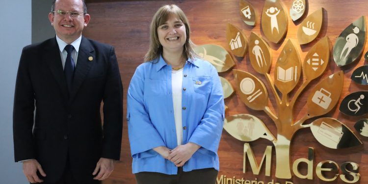 Ministro Abelardo Pinto junto a Andrea Pochak, comisionada y relatora para Guatemala. /Foto: Mides.