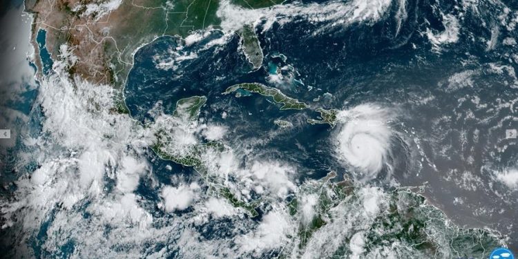 El huracán Beryl amenaza a las islas del Caribe y causa preocupación en la comunidad lcientífica.