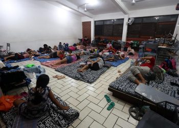 Autoridades de Quintana Roo, México, acondicionaron refugios para albergar a personas en riesgo por el huracán Beryl.