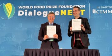 Los directores generales de IICA, Manuel Otero, y CIMMYT, Bram Govaerts, firmaron acuerdo en México.