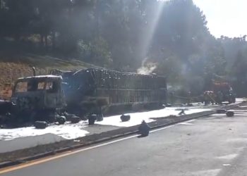 Incendio de camión cargado con gas propano fue sofocado en Santa Lucía Utatlán, Sololá. / Foto: Provial.