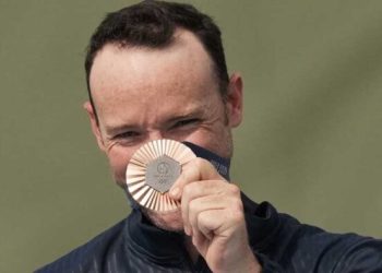 El tirador guatemalteco Jean Pierre Brol muestra la medalla que ganó en los Juegos Olímpicos París 2024.