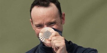 El tirador guatemalteco Jean Pierre Brol muestra la medalla que ganó en los Juegos Olímpicos París 2024.