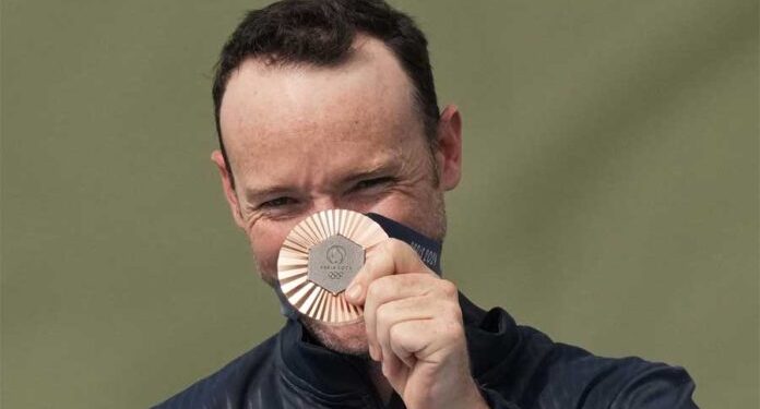 El tirador guatemalteco Jean Pierre Brol muestra la medalla que ganó en los Juegos Olímpicos París 2024.